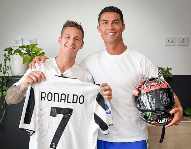 Quartararo Bertukar Helm dengan Jersey Idolanya